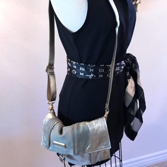 ♦️90%OFF! JIMMY CHOO Metallic Gold SNAKE/LEATHER EXPANDABLE CLUTCH - Picture 8 of 8